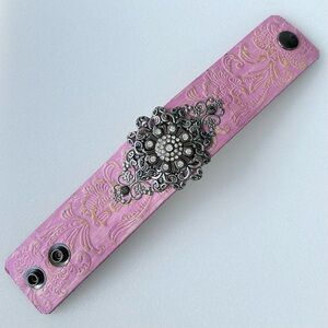Vintage Leather Bracelet 7” to 8” Pink Colores Silver Tone Flower Design